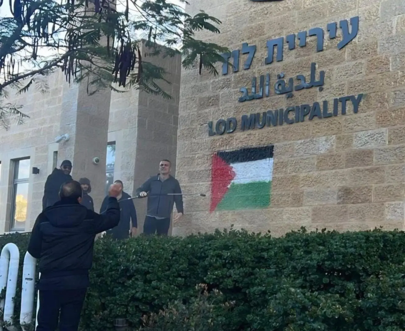 החשוד שריסס דגל פלסטין על בניין עיריית לוד נעצר | תיעוד