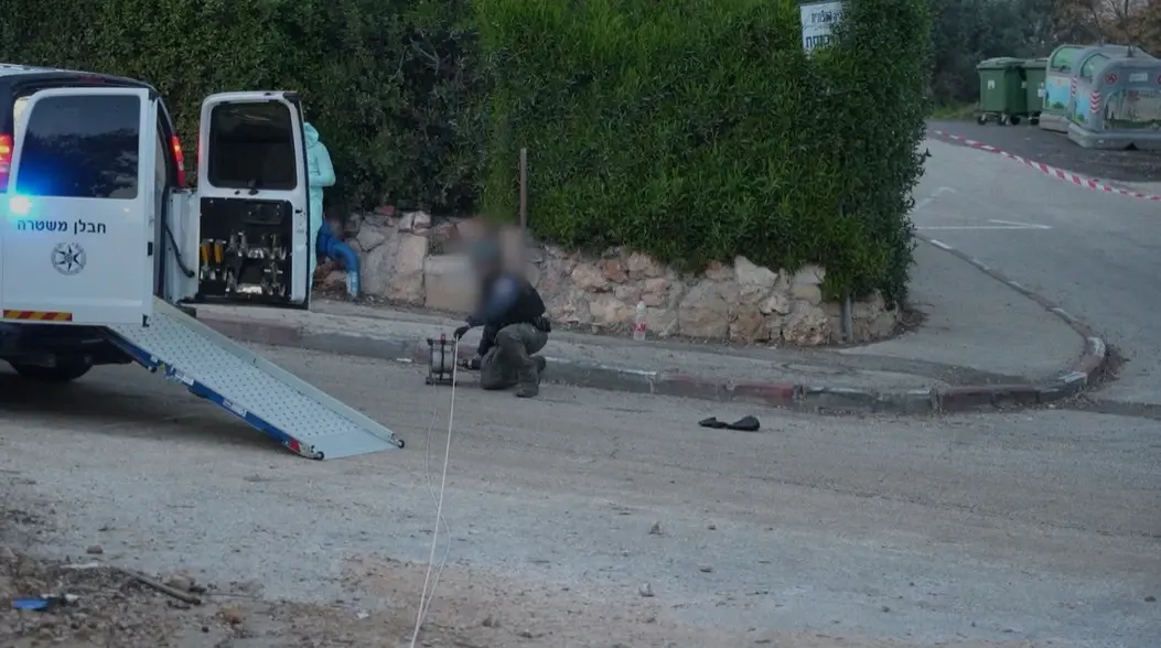 כשברקע אזעקה: רובוט משטרתי הורם במנוף - ונטרל את הכטב"ם | צפו