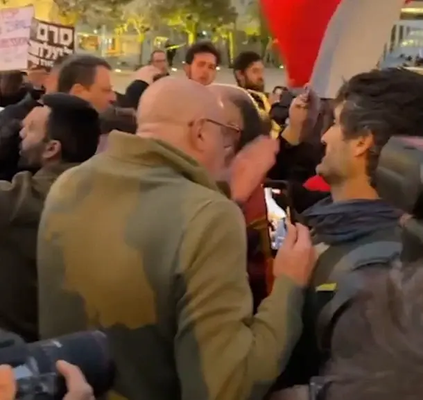 בפינת רח' הפרסים בחיפה הפגינו: "בטהרן ובקריות ילדות רוצות לחיות"