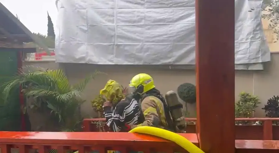 הציתה את דירתה בזמן שעשרות דיירים בפנים ויצאה לצפות בלהבות - האש התפשטה והשכן נרצח