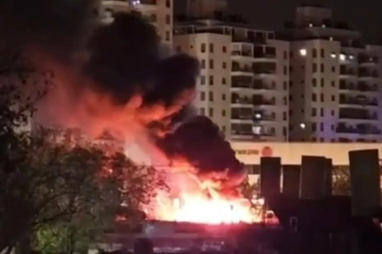 חשד להצתה ברמלה: שריפה פגעה בבית כנסת ובמחסן חלוקת מזון לנזקקים