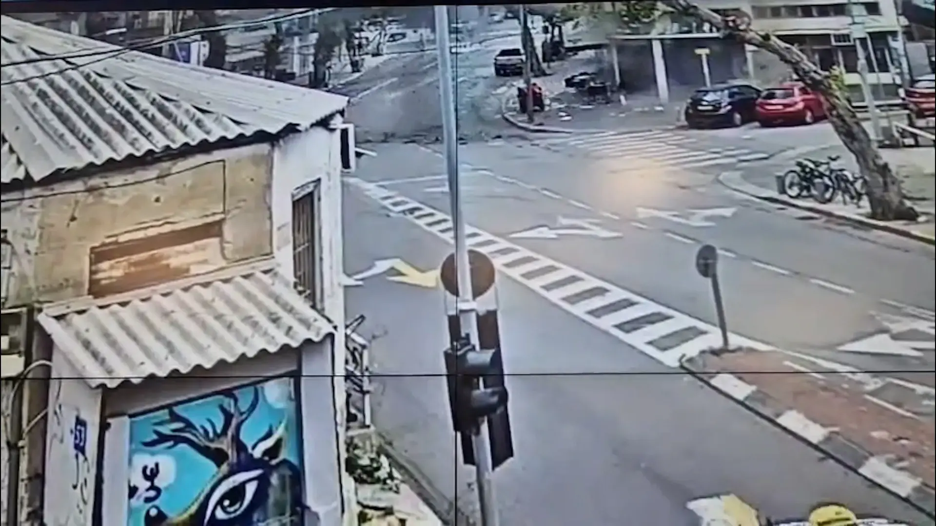 בור בכביש - וכדור אש: צפו ברגע פגיעת שברי היירוט בת"א