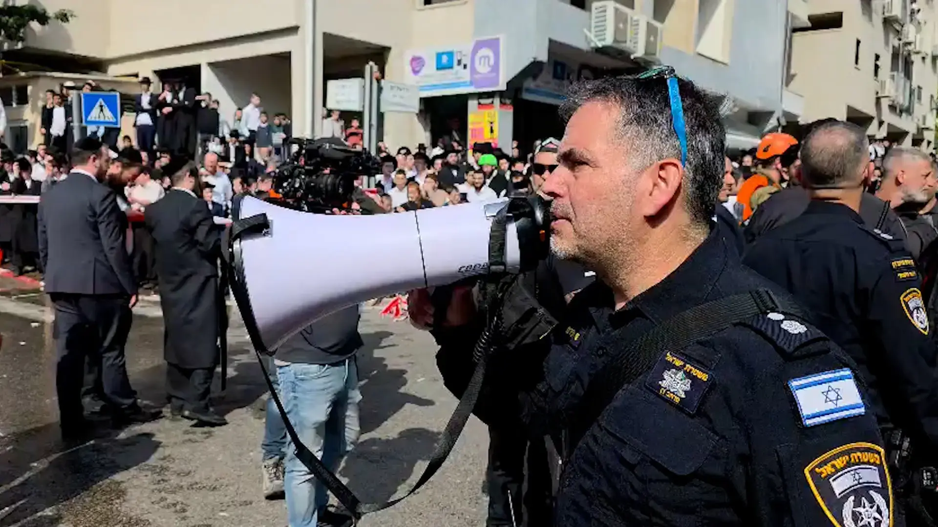התקהלות חריגה בזירה בבני ברק: מפקד המשטרה כרז להמונים - "זה מפריע לנו לעבוד!"