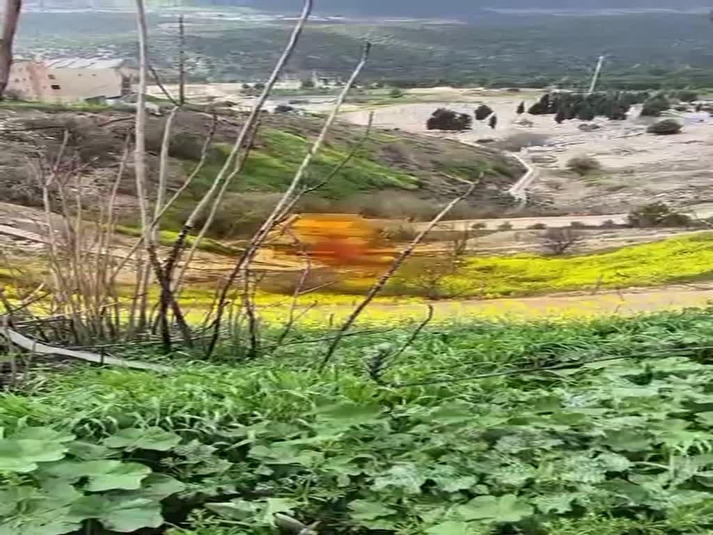 דלק מטוסים דלף ממשאית שהתהפכה - לוחמי האש פועלים בזירה