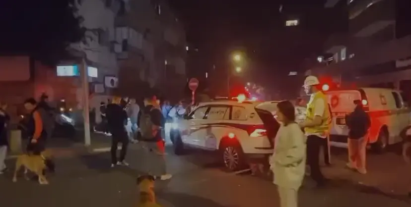 בור נפער בפתח תקווה, כאוס בתחנת הרכבת - והמרפסת שקרסה בזירת האסון ברמת גן | תיעודי ההרס