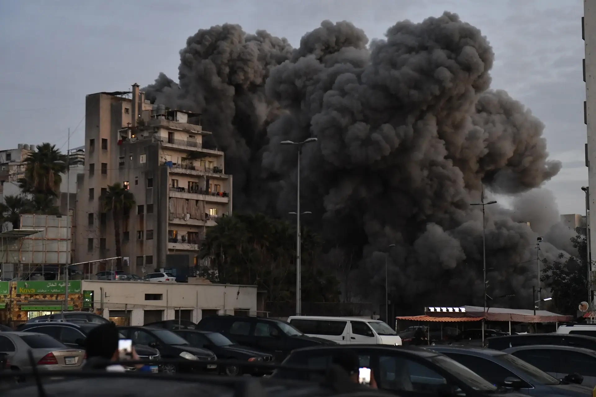 חיל האוויר תקף בלב ביירות | תיעוד: בניין קרס בשלמותו אחרי הפגיעה