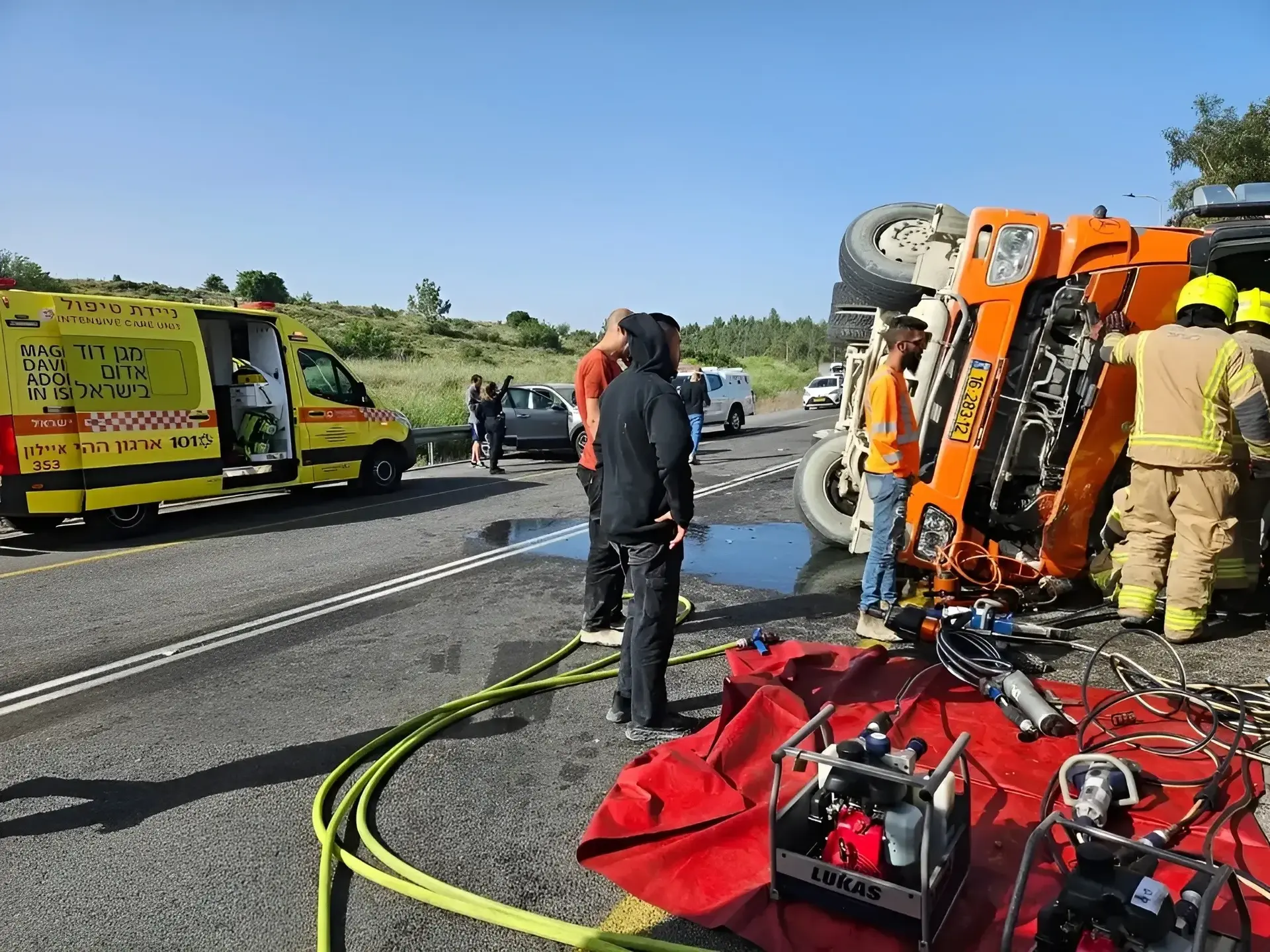 בהלה בזמן אזעקות: בן 71 קרס במקלט ונהג משאית נפצע קשה בהתהפכות בכביש