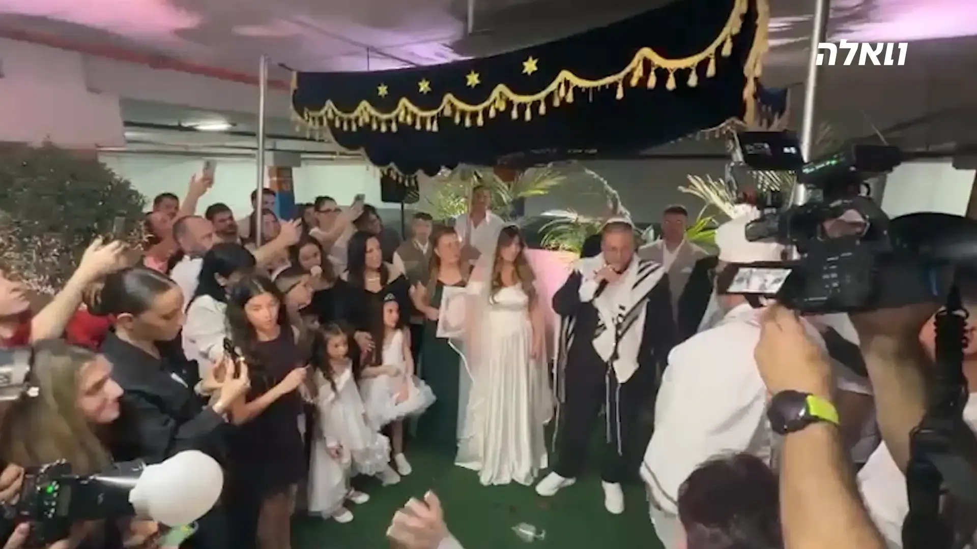חתונה בבניין העירייה - בצל המלחמה: עידו ועומר נישאו בחניון תת-קרקעי | צפו