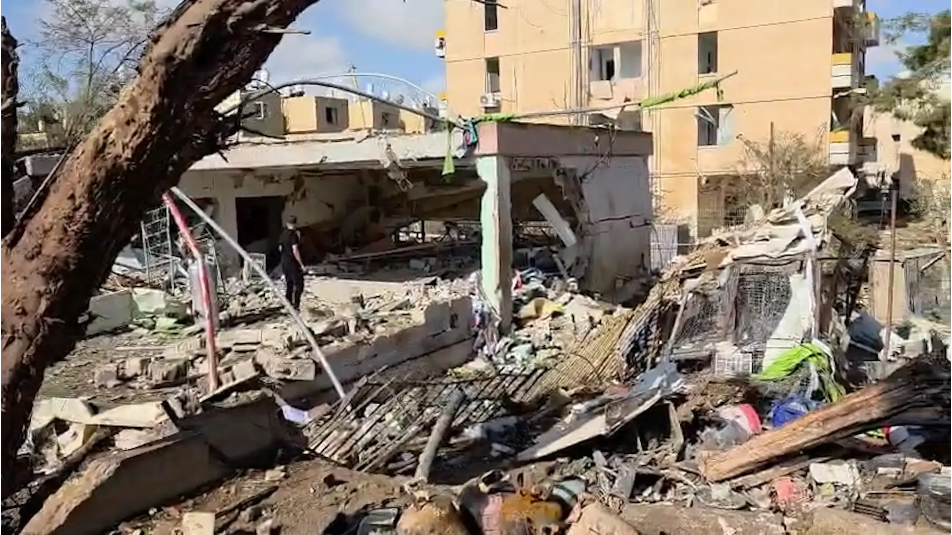 יצאו מההריסות ללא פגע: דיירי אקי״ם ניצלו מהפגיעה הישירה בדימונה