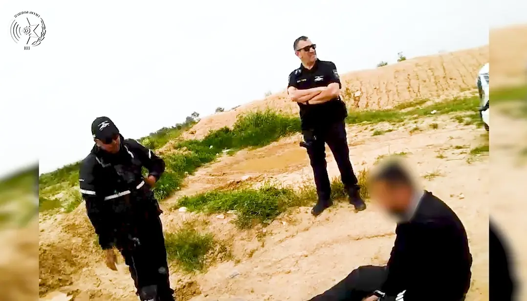 "נורה כדור אחד באוויר": נהג התפרע בכביש, נמלט מהשוטרים - ונעצר בתום מרדף רגלי
