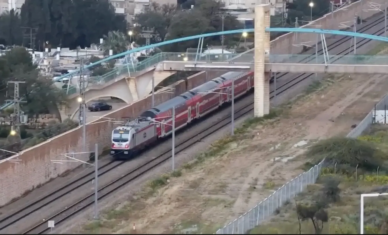 בדרך לבסיס או לעבודה? בשל תקלה הופסקה זמנית תנועת הרכבות בין ת"א ולוד