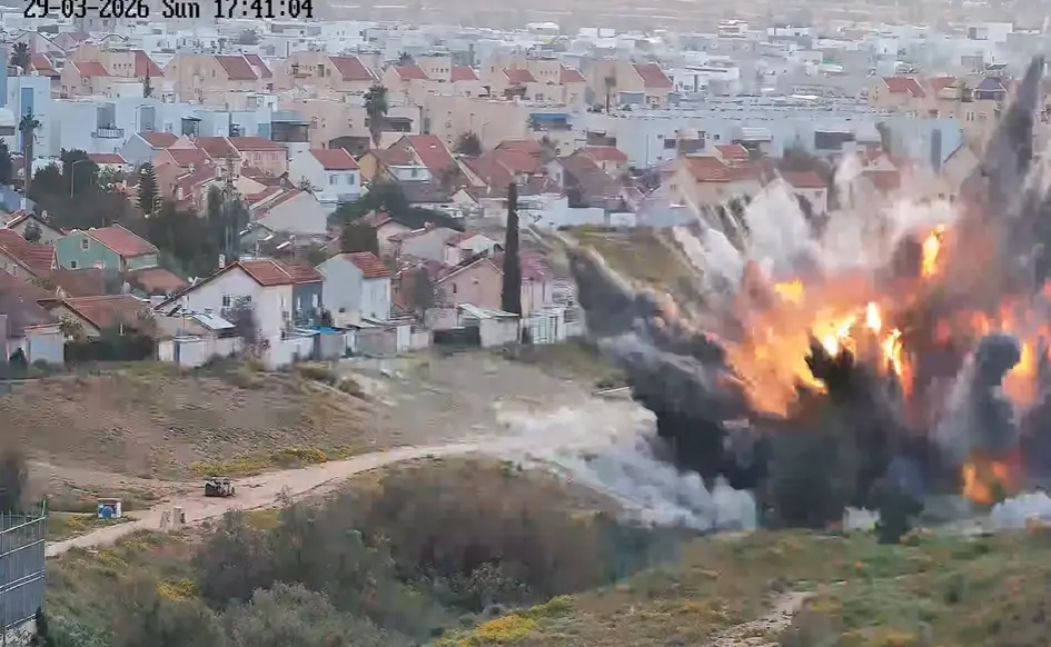 מאות מטרים מבתי מגורים: תיעוד חדש מרגע פגיעת הטיל סמוך לבאר שבע | צפו