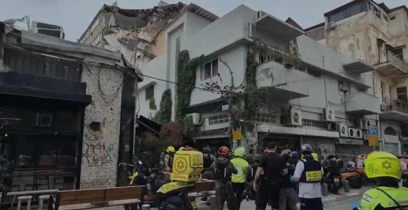 מבנה קרס בתל אביב: אישה בת 63 נפצעה בינוני, גבר חולץ מההריסות