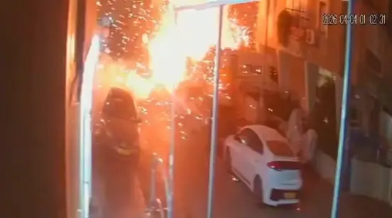 החלונות נופצו: פצצה מטיל מתפצל פגעה בביתו של ח"כ גפני | תיעוד