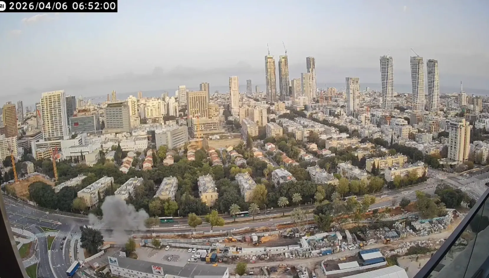 אזעקה רודפת אזעקה: 7 פצועים בגוש דן, מסתמן: לפחות 20 זירות נפילה | תיעוד הפגיעה בת"א