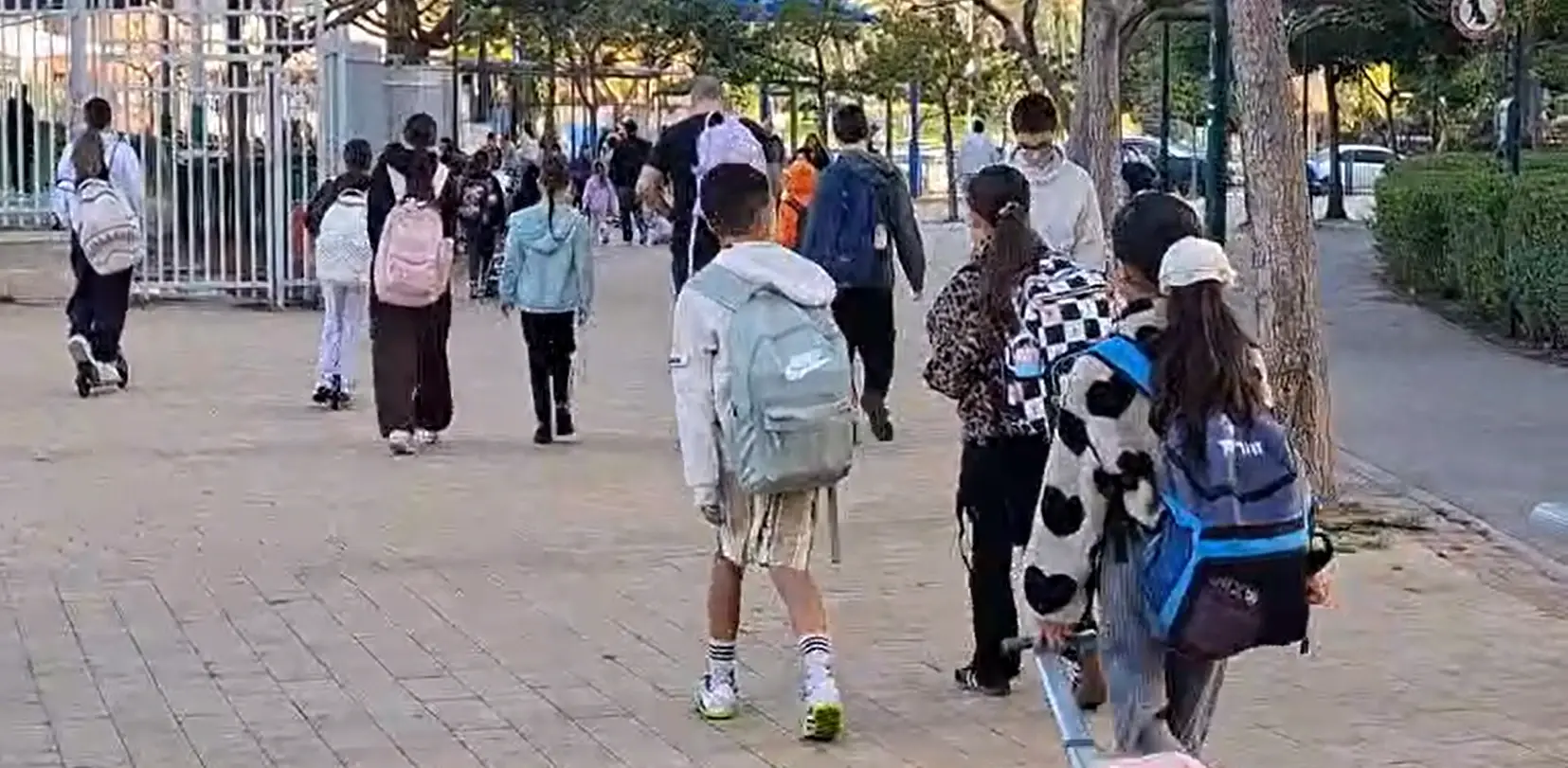 הטלפונים יוצאים מבתי הספר - אבל מה ייכנס במקומם?