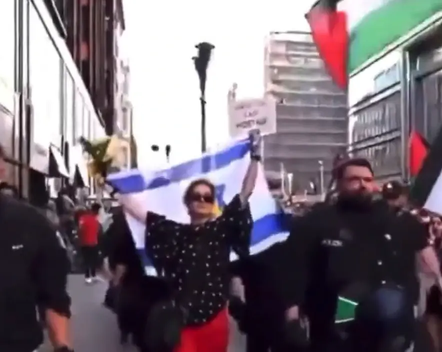 סבא של קרולינה היה חייל נאצי. היום היא נלחמת למען ישראל ברחובות ברלין