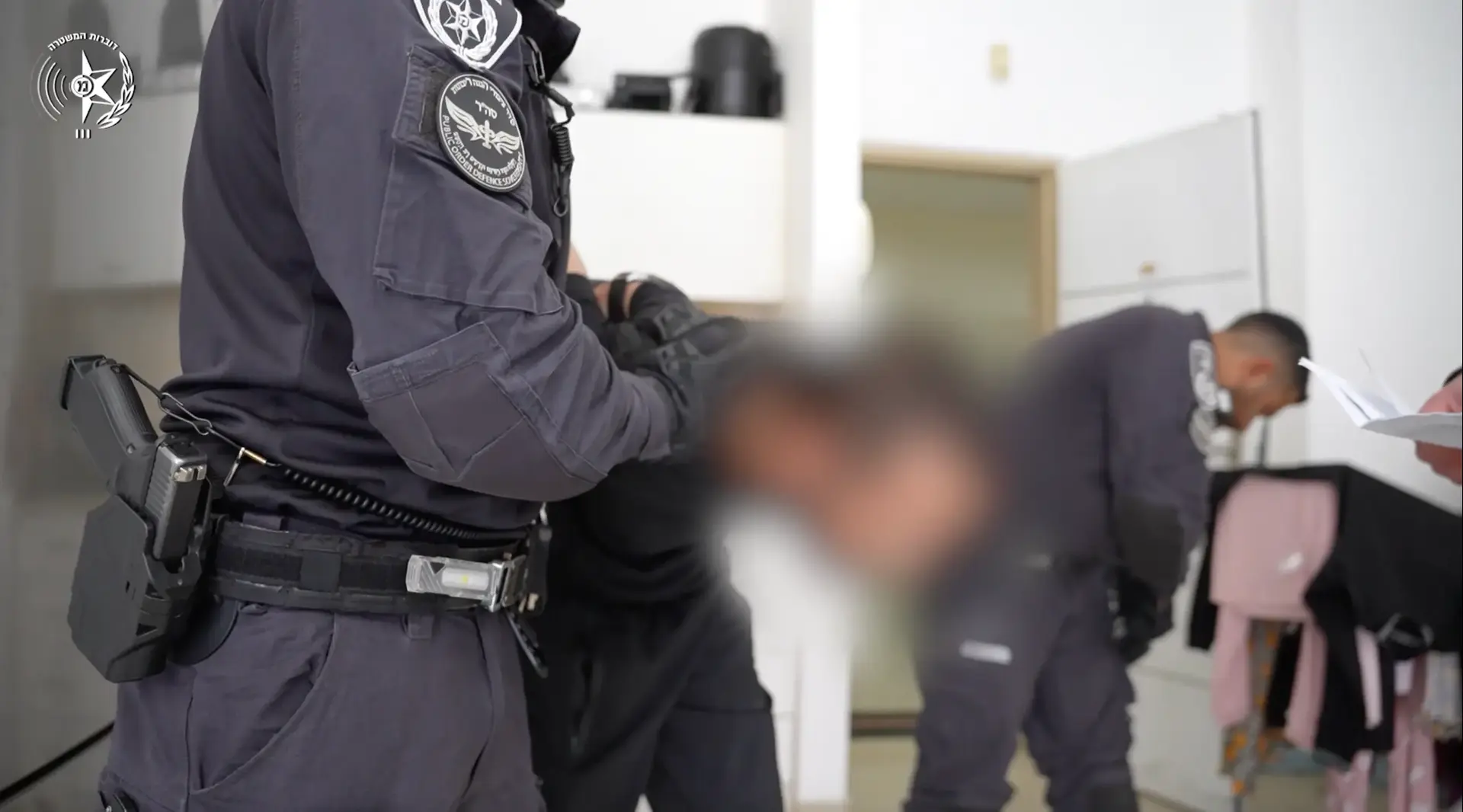 לאור יום, בזמן שחיילים פרקו ציוד: פתח דלת רכב צבאי, נטל רובה M4 ונמלט