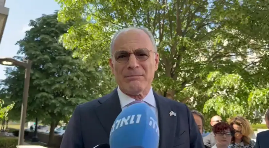 בין חליפות לבגדי ים: מאחורי הקלעים של השיחות בין ישראל ללבנון