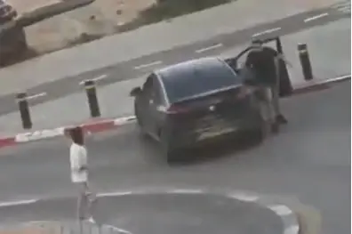 בן 17 שדד עם אקדח שלושה נערים בתחנת אוטובוס - ופצע אחד מהם