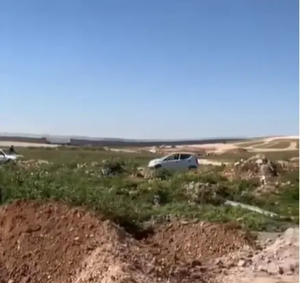 עם מכנסיים מופשלים כשאבריו חשופים, פלסטיני קילל את הכוחות: "ככה לאמא שלך" | צפו