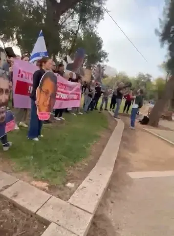 "הקונספציה לא מתה - היא רק התחלפה": טקסי זיכרון התקיימו מול בתי שרי הממשלה ונתניהו
