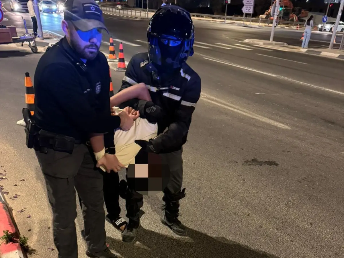 שרקו וצעקו קריאות שמחה: אם וארבעה מילדיה נעצרו לאחר שהפריעו בטקס הזיכרון המקומי בלוד