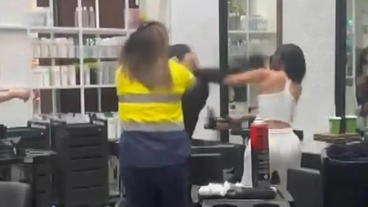 מכות במספרה: סירבו לשרת את כוכבת הרשת - והיא יצאה למסע הרס מטורף