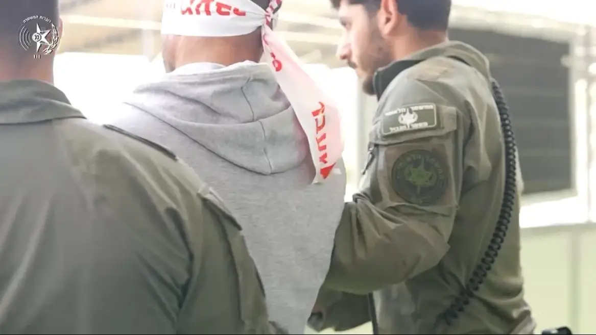 אקדחים, תחמושת ושוהה בלתי חוקי: כך נחשפה פעילות ממושכת בעסק בשרון | תיעוד