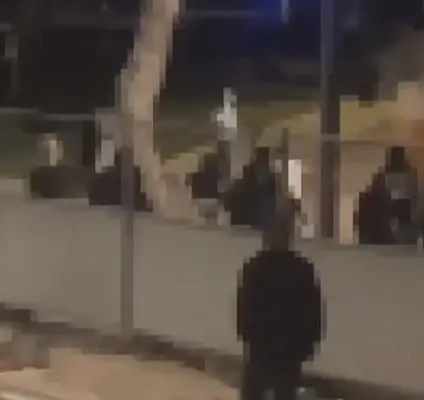 לילה אלים בתל אביב: נער נדקר במברג, קבוצת תוקפים תועדה נמלטת | תיעוד