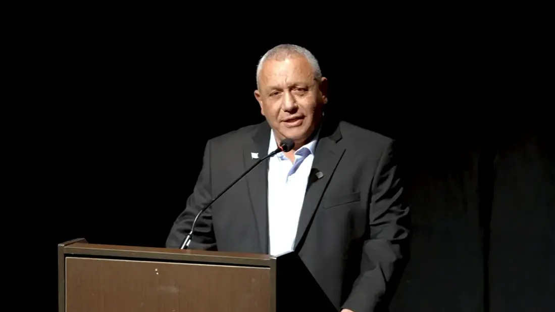 הבית החדש של אלעזר שטרן: עוזב את לפיד ובנט, וחובר לאיזנקוט