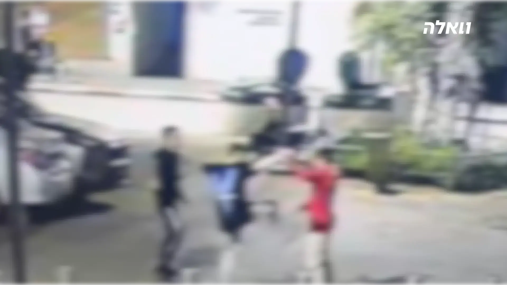 ביקשו סיגריה, סירב - והותקף: עובד זר הותקף באגרופים ובעיטות ע״י נערים בפ״ת | תיעוד קשה
