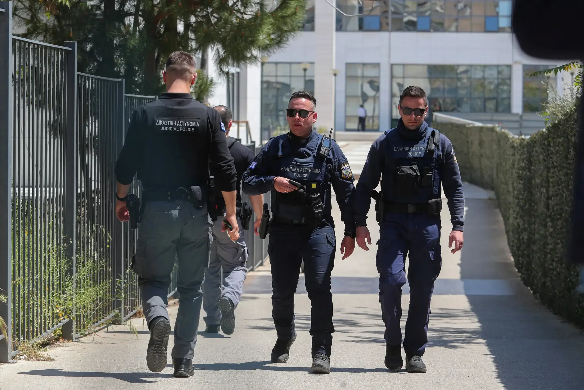 מצוד אחר בן 89 פתח באש בשני מוקדים באתונה, חמישה נפצעו