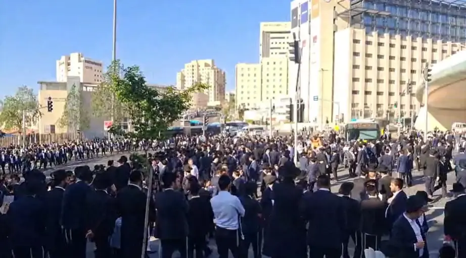 אנרכיה בירושלים: שוטרים הותקפו - והתפרעויות החלו במקום