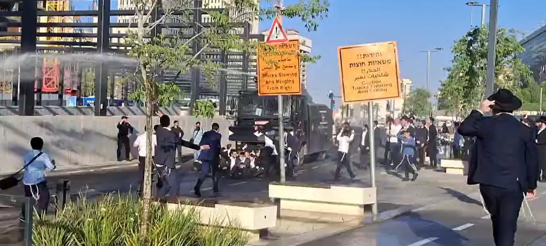 במחאה על מעצר עריקים: מאות חרדים חוסמים את הכניסה לירושלים