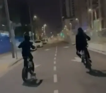 קטינים השליכו ביצים לעבר ניידת משטרה בחולון ונעצרו | תיעוד