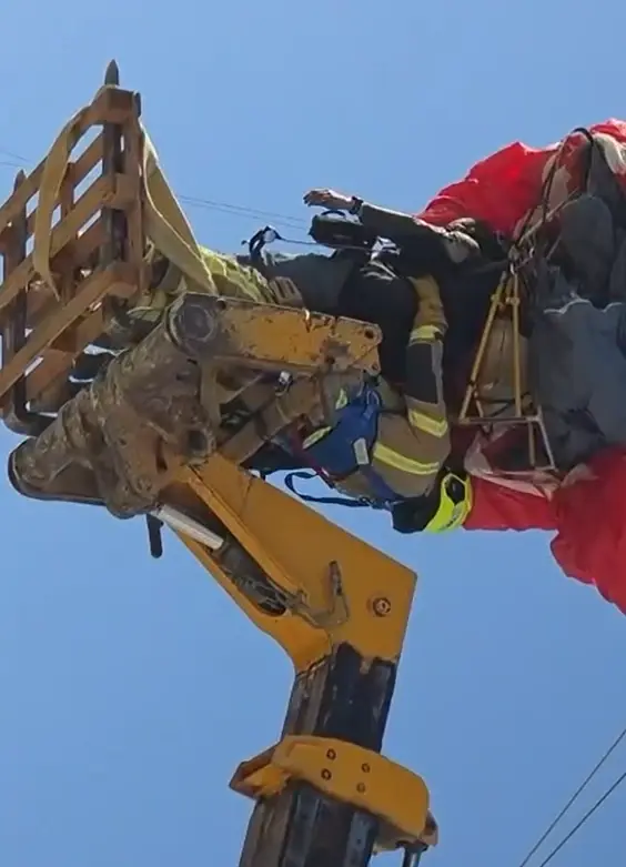 גבר שצנח בערבה נתקע בין קווי מתח גבוה - מצבו בינוני
