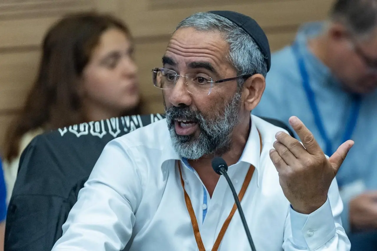 ישראל מפסידה בכל החזיתות ובממשלה רצים להתחבק עם עבריינים
