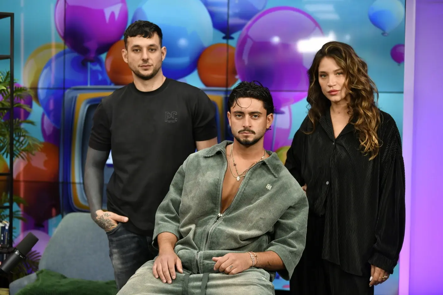 ענבל היא ה"מצחיקונת" של הבית, והטרגדיה שלה היא שהיא הגיעה למקום הלא נכון