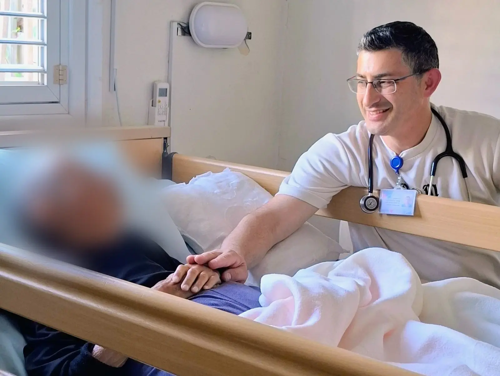 "קרן אור של אנושיות": האח שמלווה ברגישות אנשים אל מותם