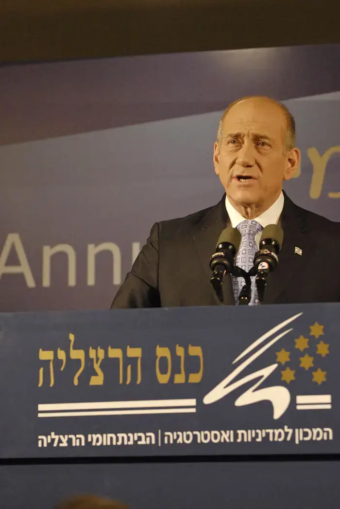 "אולמרט ממציא מציאות וירטואלית"