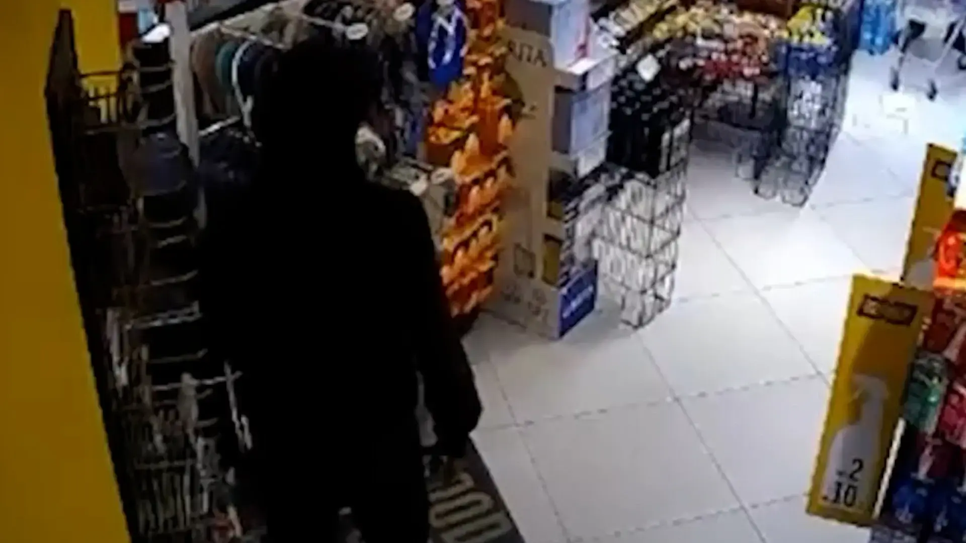 "בוא תצא החוצה, אני אדקור אותך": כך איימו הנערים על מוכר בגוד פארם בת"א - והחריבו את החנות