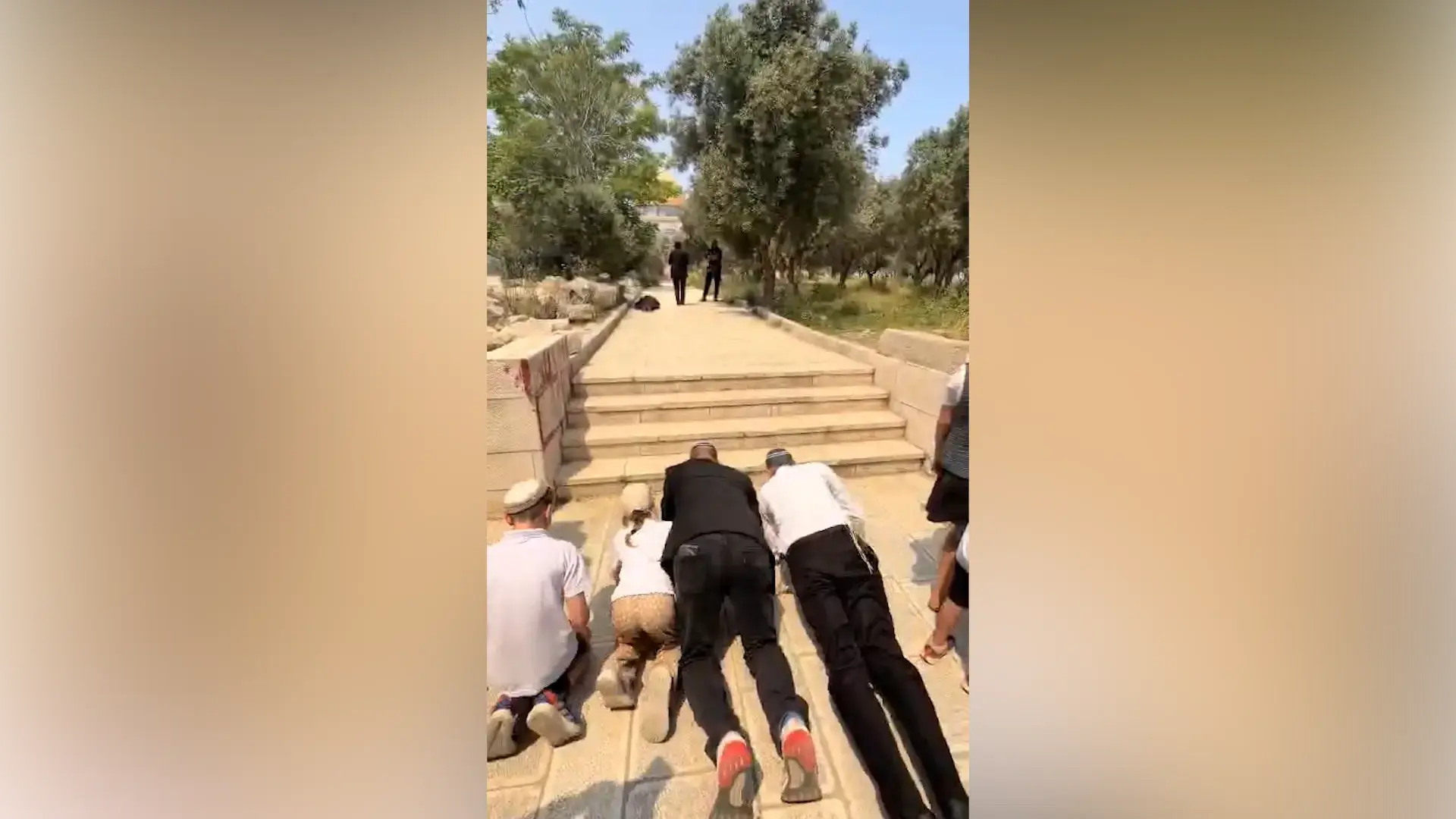 ביום ירושלים: ח"כ קרויזר עלה להר הבית עם ילדיו והשתחווה במקום