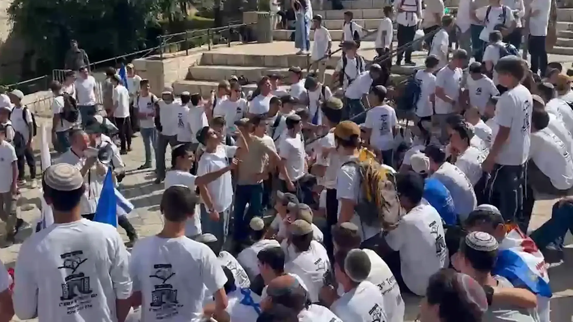 בעיית הפאצ'ים מתרחבת למשטרה: לוחם מג"ב תועד בירושלים עם תג מנוגד לפקודות