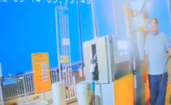 כפסע מאסון: המשאית איבדה שליטה והתרסקה - המתדלק ברח בשנייה האחרונה | תיעוד