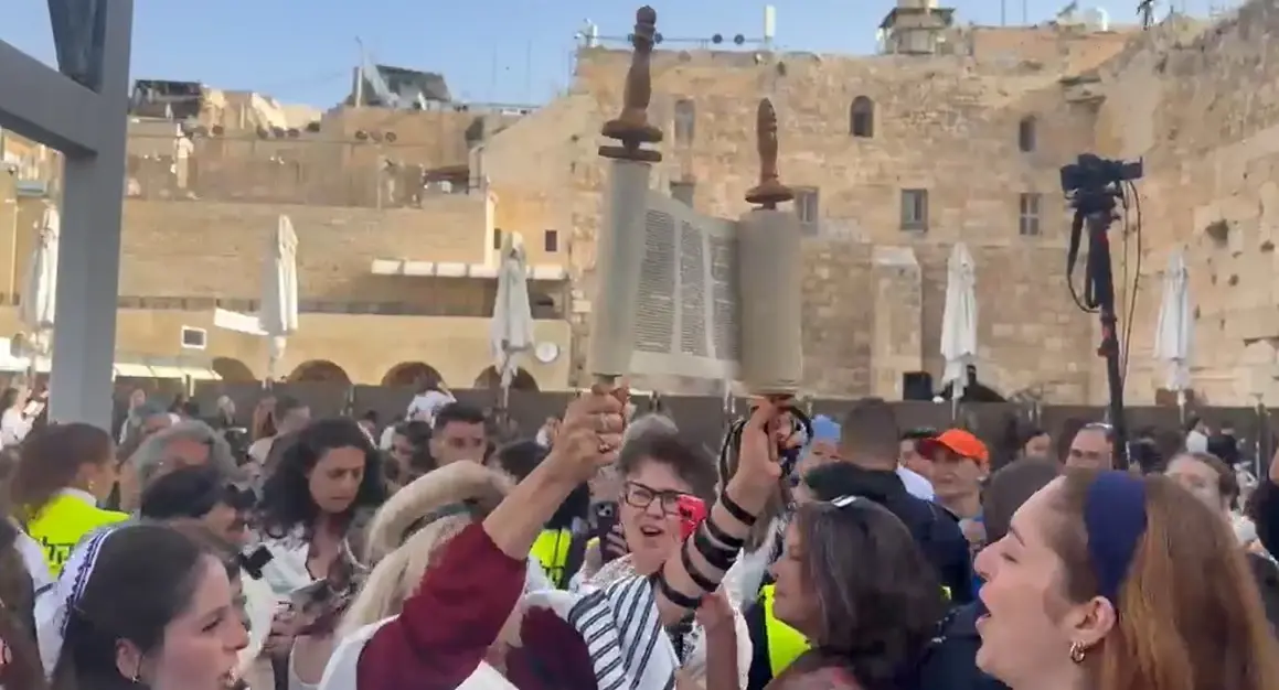 תלמידות יניחו תפילין בבתי הספר? חברת המועצה בדרישה למשרד החינוך