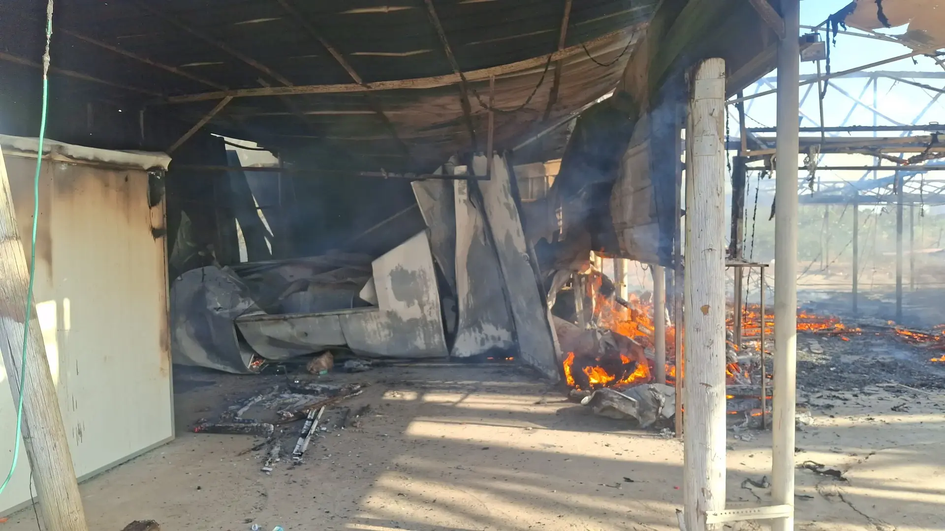 חשד לרצח: אותר אדם ללא רוח חיים בשריפת מבנה סמוך לפתח תקווה