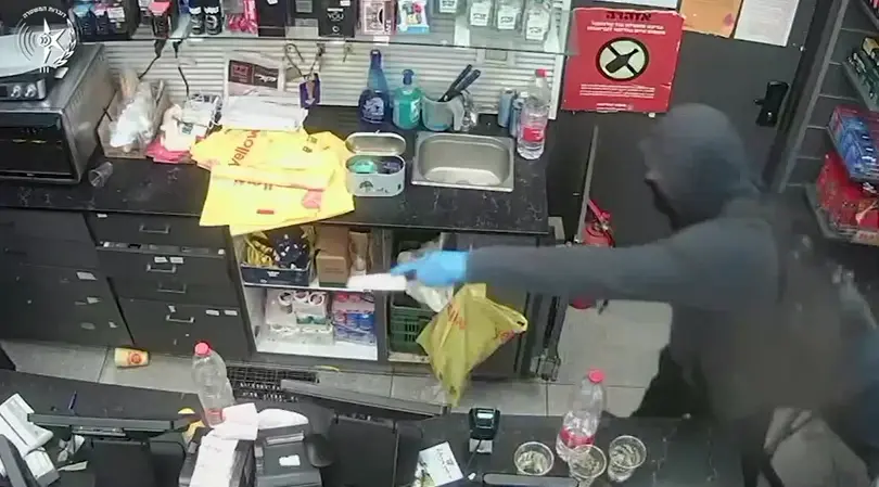 נכנס עם סכין לתחנות דלק ברמלה, איים ונמלט עם הכסף | תיעוד