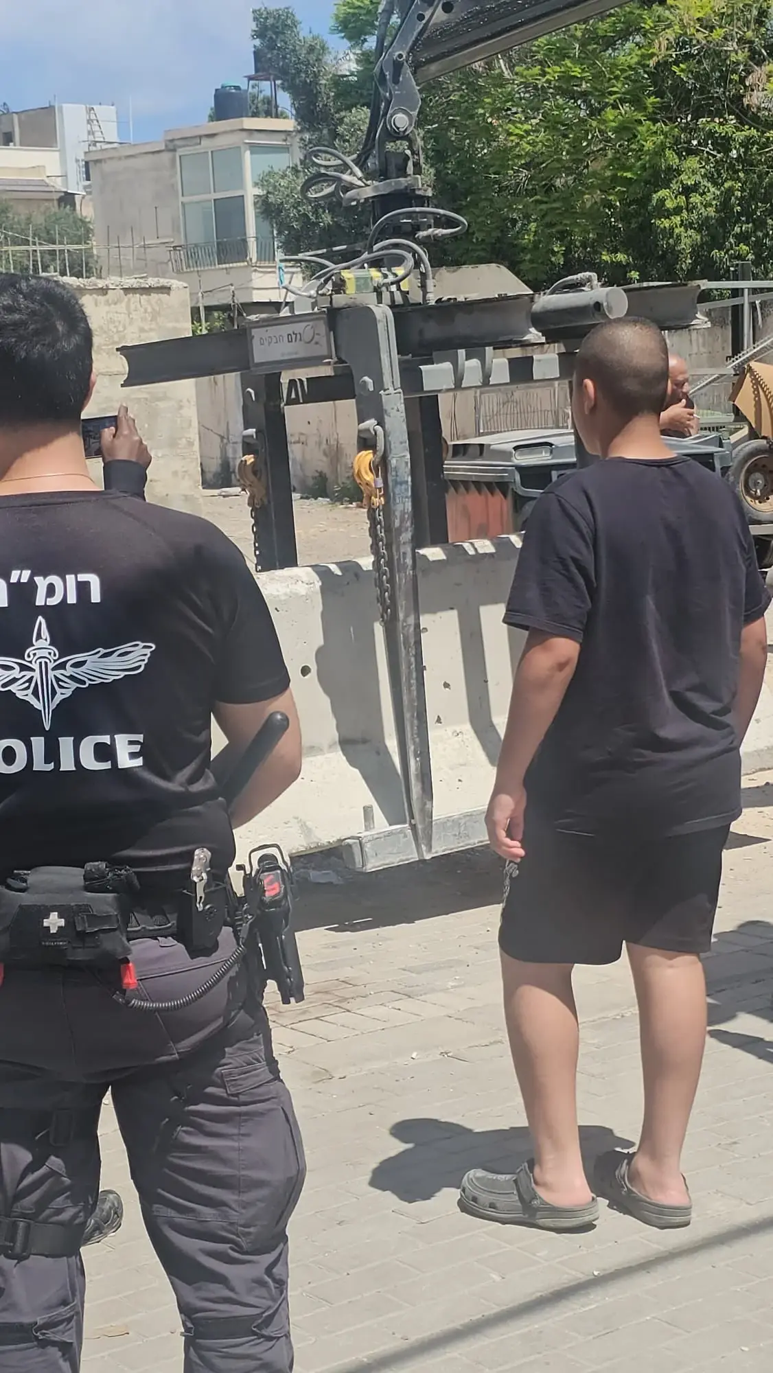 דוקא בחג: המשטרה שוב הציבה מחסומי בטון מקוממים בישוב ערבי