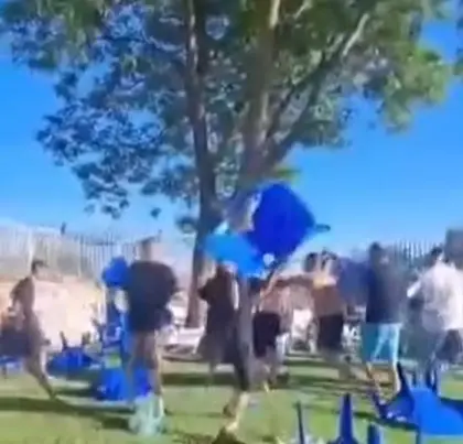 כיסאות פלסטיק באוויר: שלושה עצורים בקטטה בבריכה בערד
